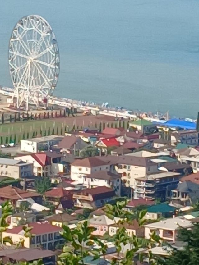красивый город на берегу моря