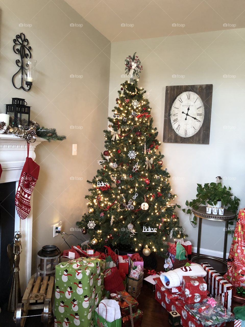 Christmas morning tree presents home 