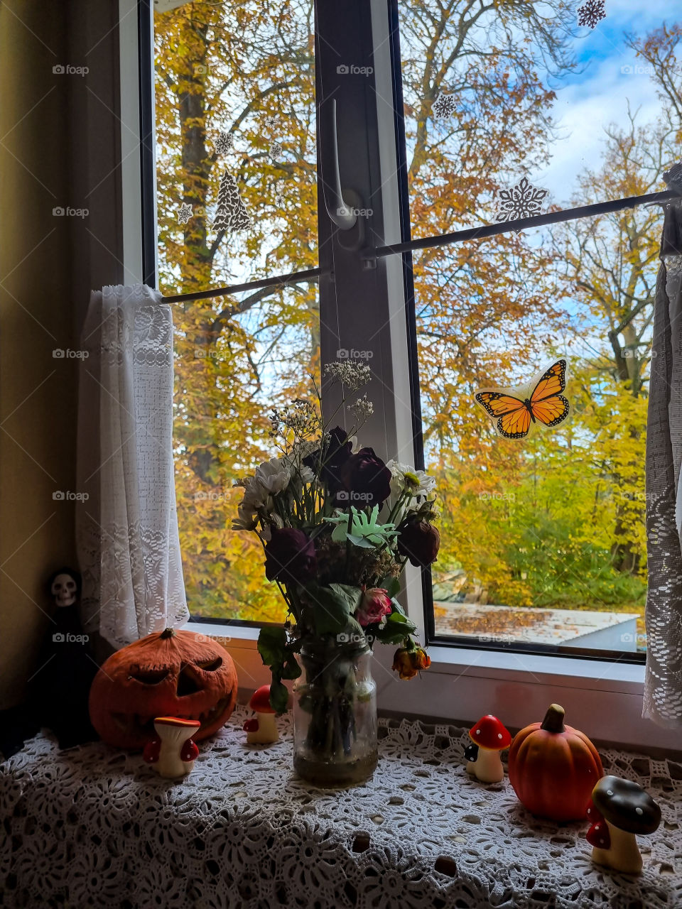 I decided to have dried flowers for my Halloween decorations this year it gives it a extra layer of spooky and mystery. The haunted feeling if you'd like. I love this picture because you can also see autumn on the window. It has layers do it.
