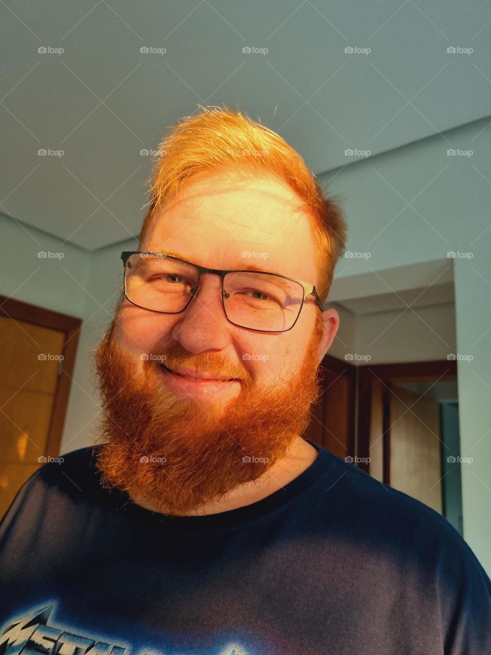 Homem ruivo. Homem barbudo. Homem de óculos.