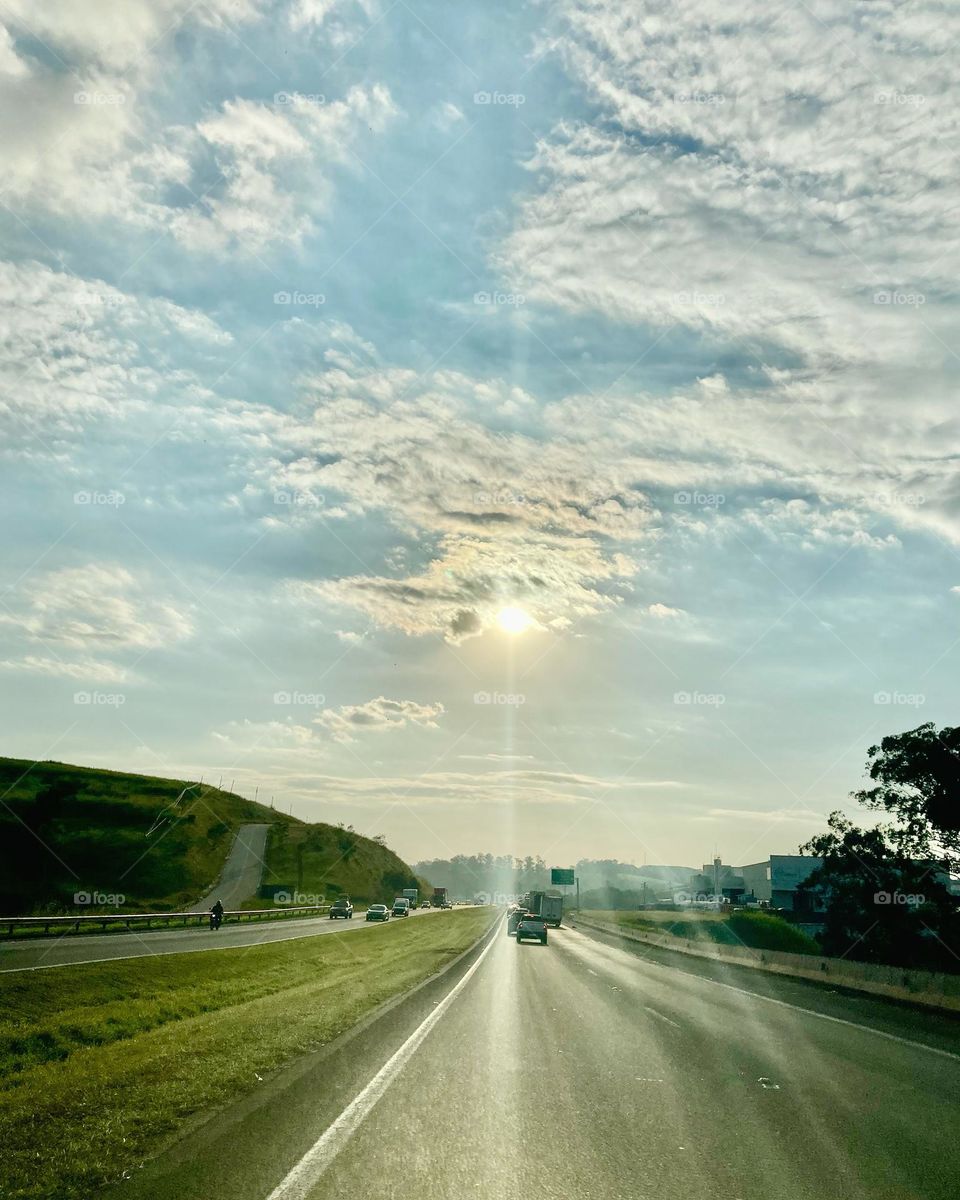 Uma tarde bucólica na estrada. E bem bonita!

Viva a natureza e os seus cenários.

https://pbs.twimg.com/media/Fz0JgNSXwAEgVry.jpg

📸 #FOTOGRAFIAéNOSSOhobby