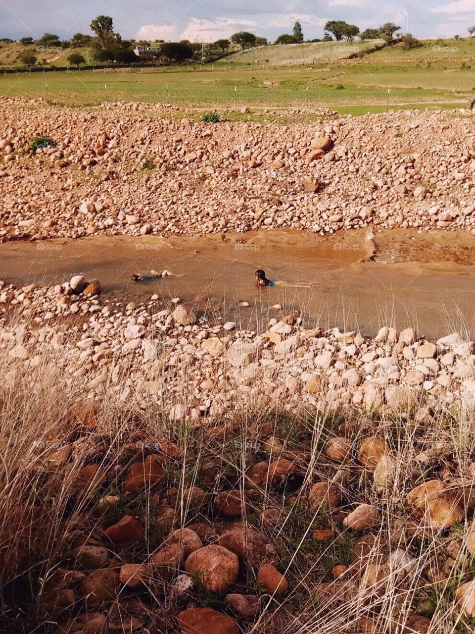 
Rio y rocas ermoso lugar

