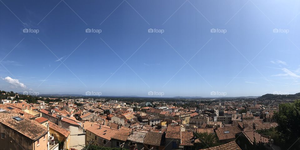 Old City Hyères (vielle ville de Hyères), mer, toits, beau ciel bleu 