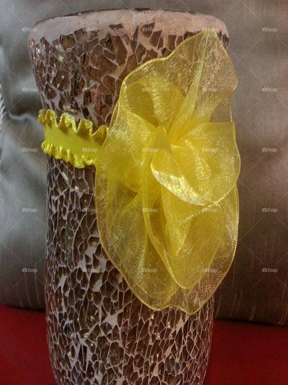 yellow vase w/ bow
