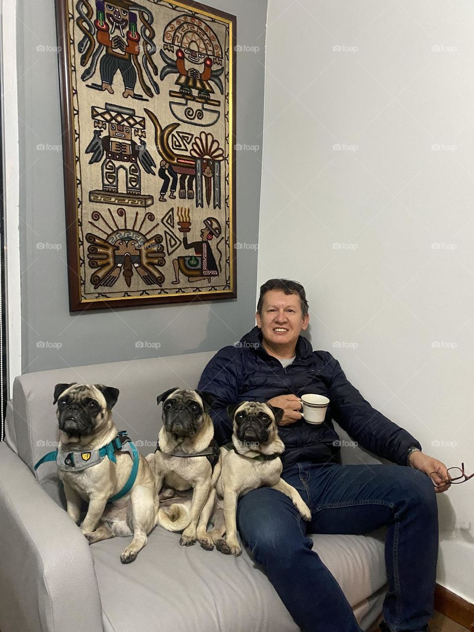 Feliz con sus Pug 