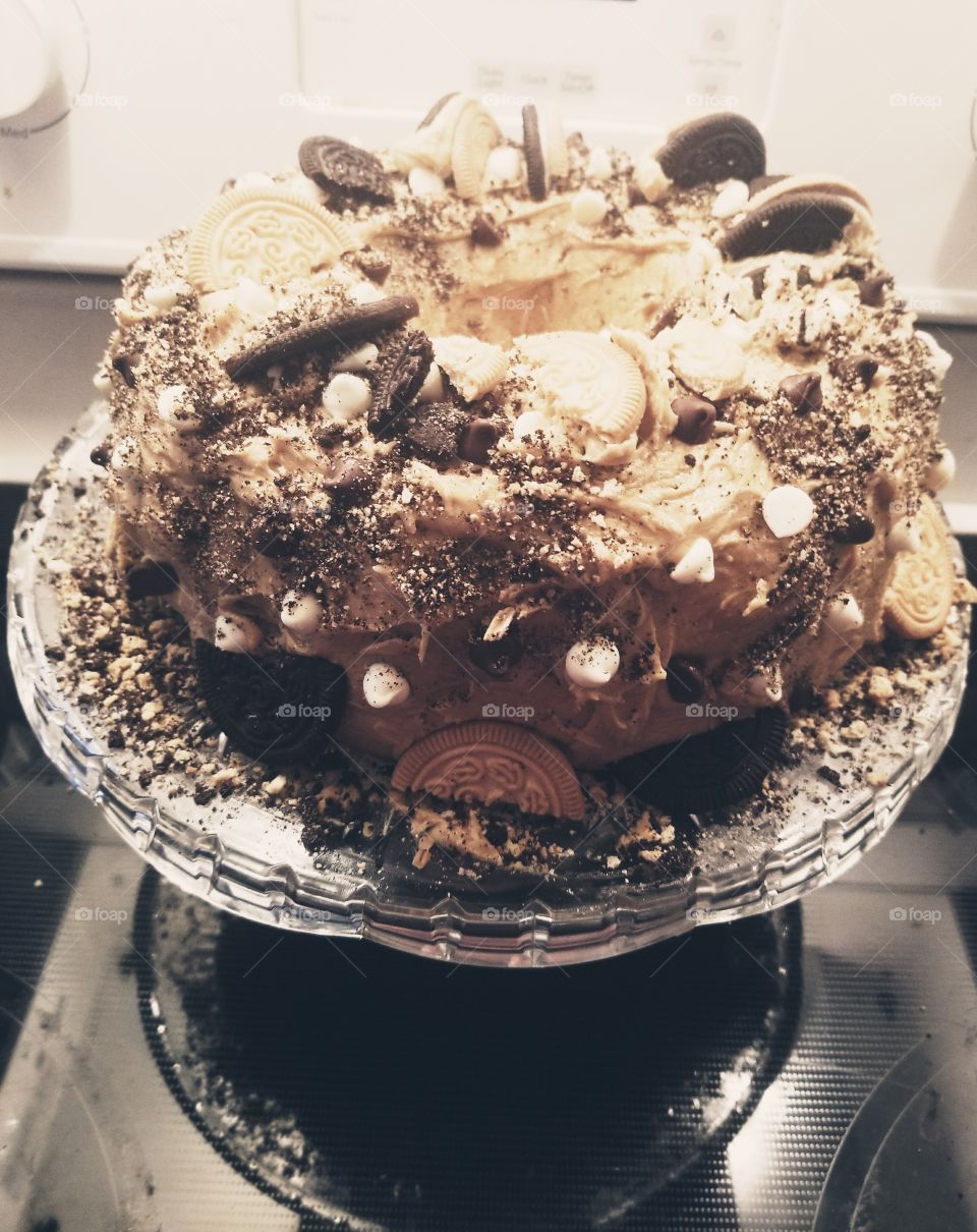 oero peanutbutter cake. tastefully beautiful desserts.