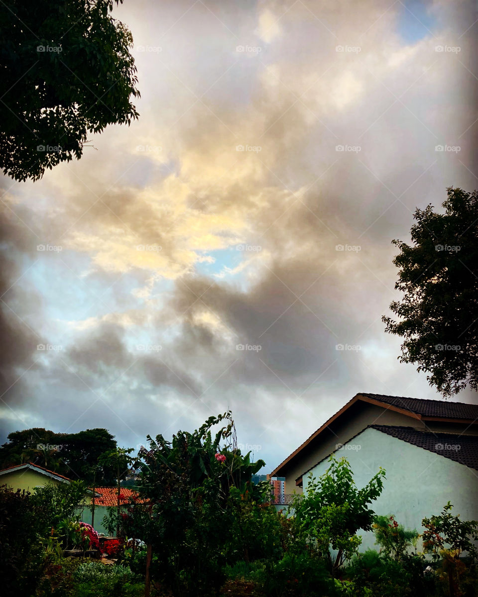 Talvez os 5 minutos de céu mais claro nesta 5a feira sejam estes da fotografia. O sol tenta, mas teima em sair.

Se ele ficar escondido, clicaremos mais tarde nas flores coloridas. Que tal?

Me recuso a gostar do cinza no infinito...