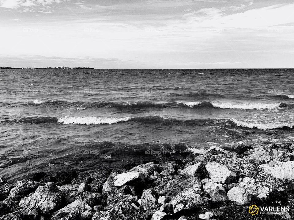 BLACK AND WHITE SURF