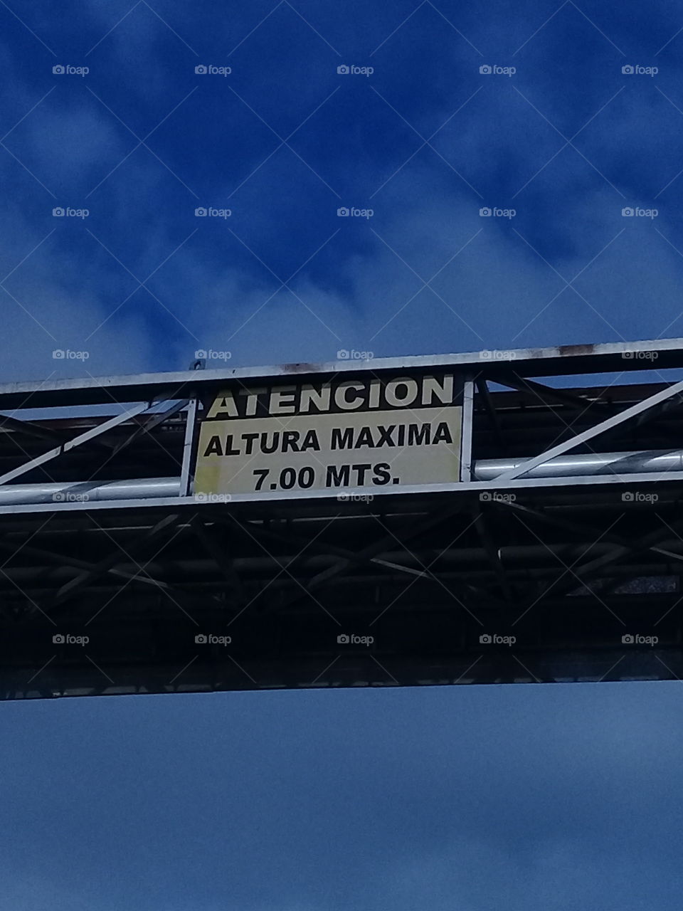 cartel indicador de comercio sobre puente que cruza importante avenida de pueblo en General Rodríguez,provincia de Buenos Aires. Argentina