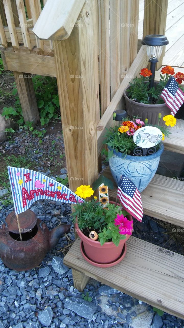 countrydeck stairs flowers pots patriotic America rusty pot