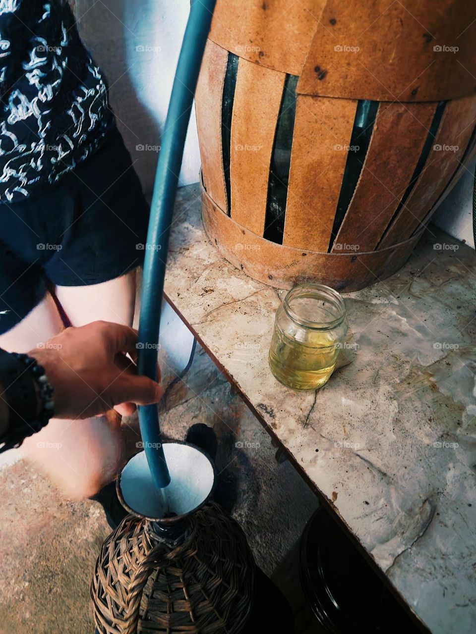 the process of removing the brandy from the demijohn