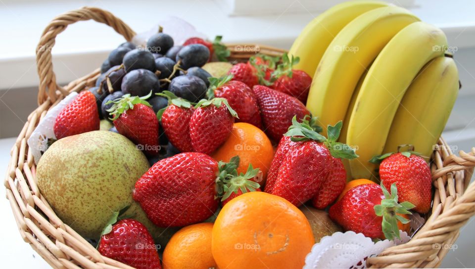 cesta de frutas rica em vitaminas.