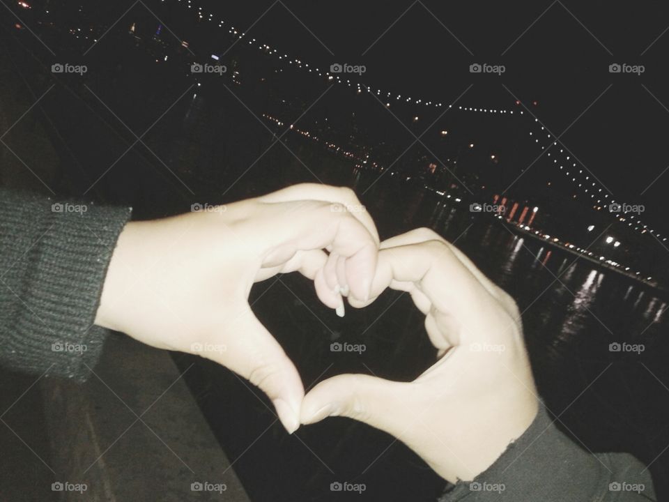 hand heart goodnight int the city