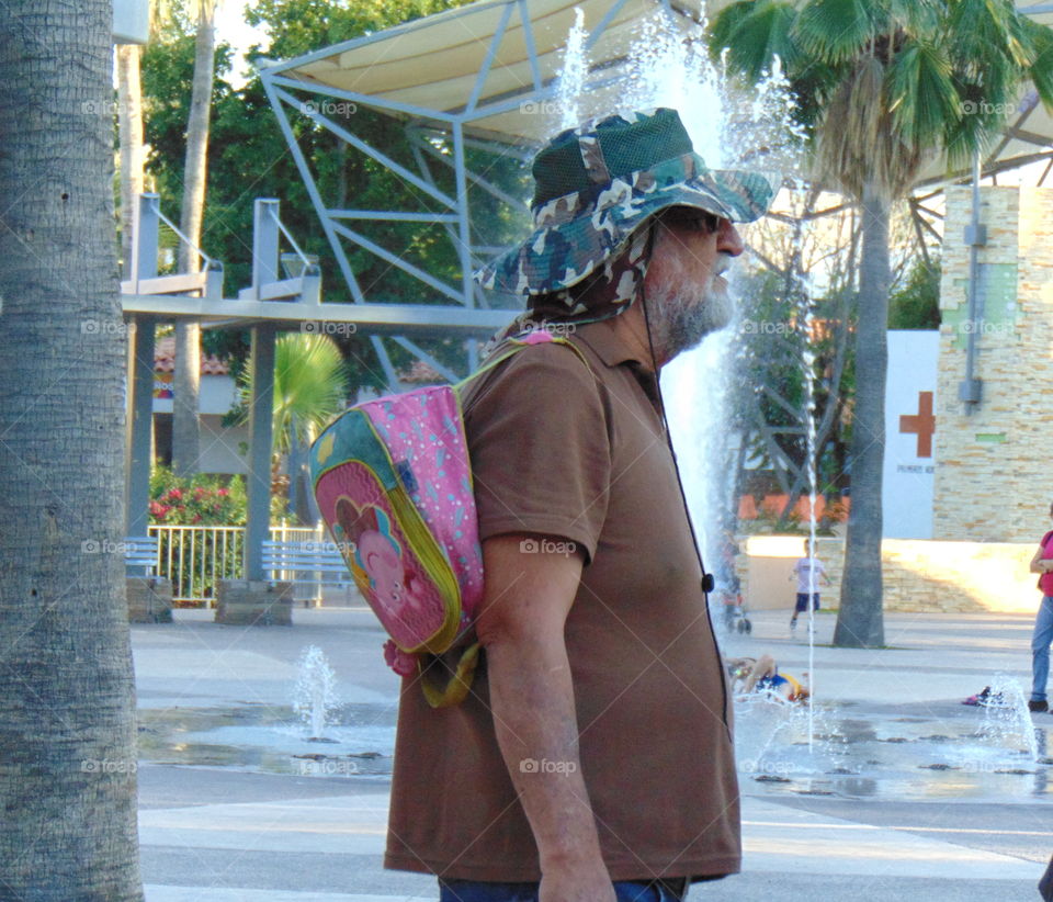 Hombre con mochila de Peppa Pig