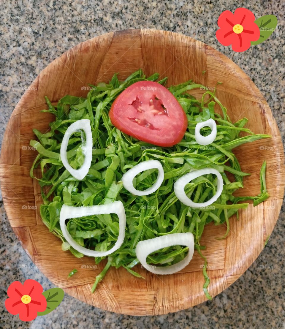 salad green, tomates red