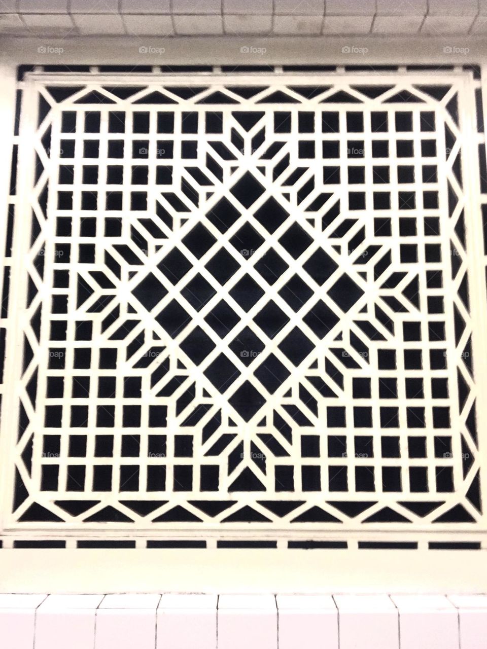 A rather interesting and surprisingly artful grid pattern could be found probably covering an air shaft at the “Van Alst St” “G train” station. 2019. Hypnotic Productions