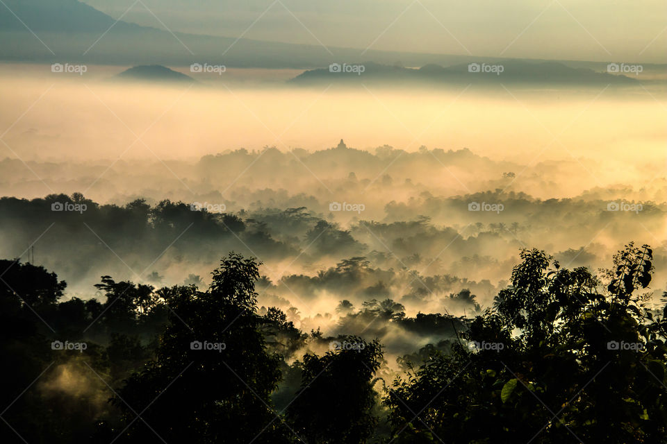 When photographing sunrise in Borobudur while traveling in Indonesia, take a moment! Cloudy, beautiful time!