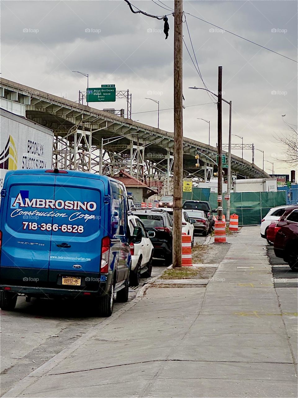 This is „Borden Avenue“ running towards the „Borden Avenue Bridge“ at „Dutch Kills“, another ocean inlet of the „East River“ in LIC, Queens. The „Brooklyn Queens Expressway“ runs parallel on the overpass into the distance. 2023. Hypnotic Productions
