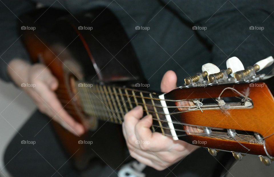 person playing on a guitar 🎸