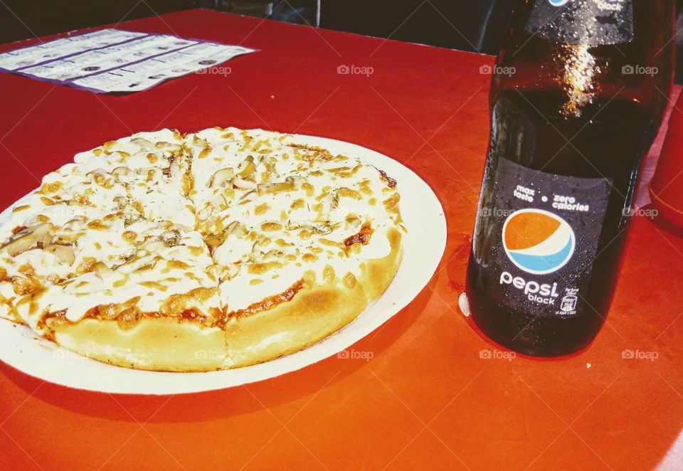 pizza with pepsi black