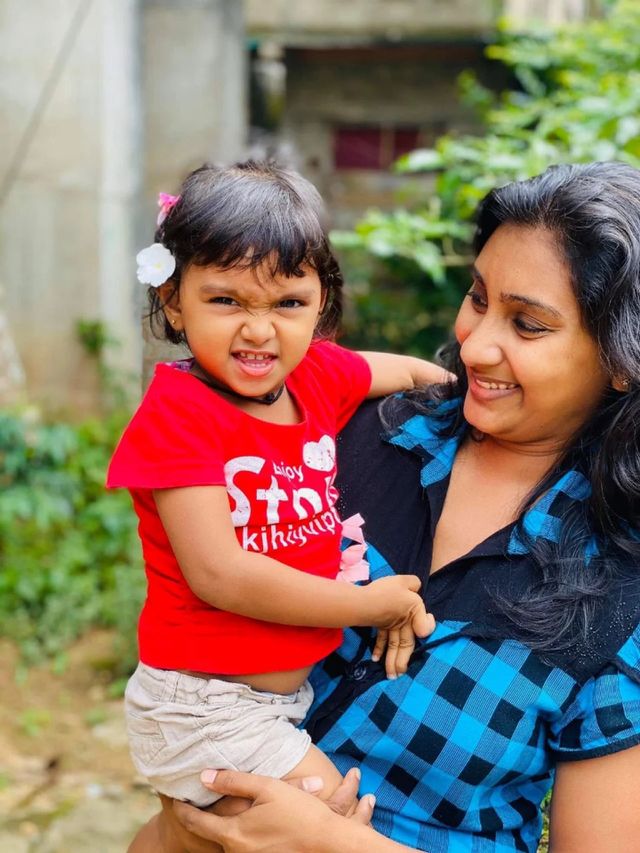 Smile mom & daughter 