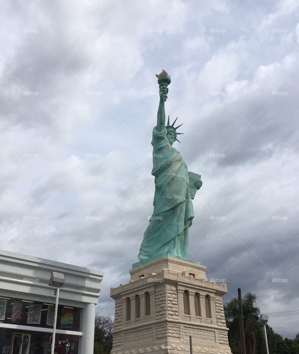 Uma réplica da Estátua da Liberdade - mas é uma das marcas da Loja catarinense Havan 