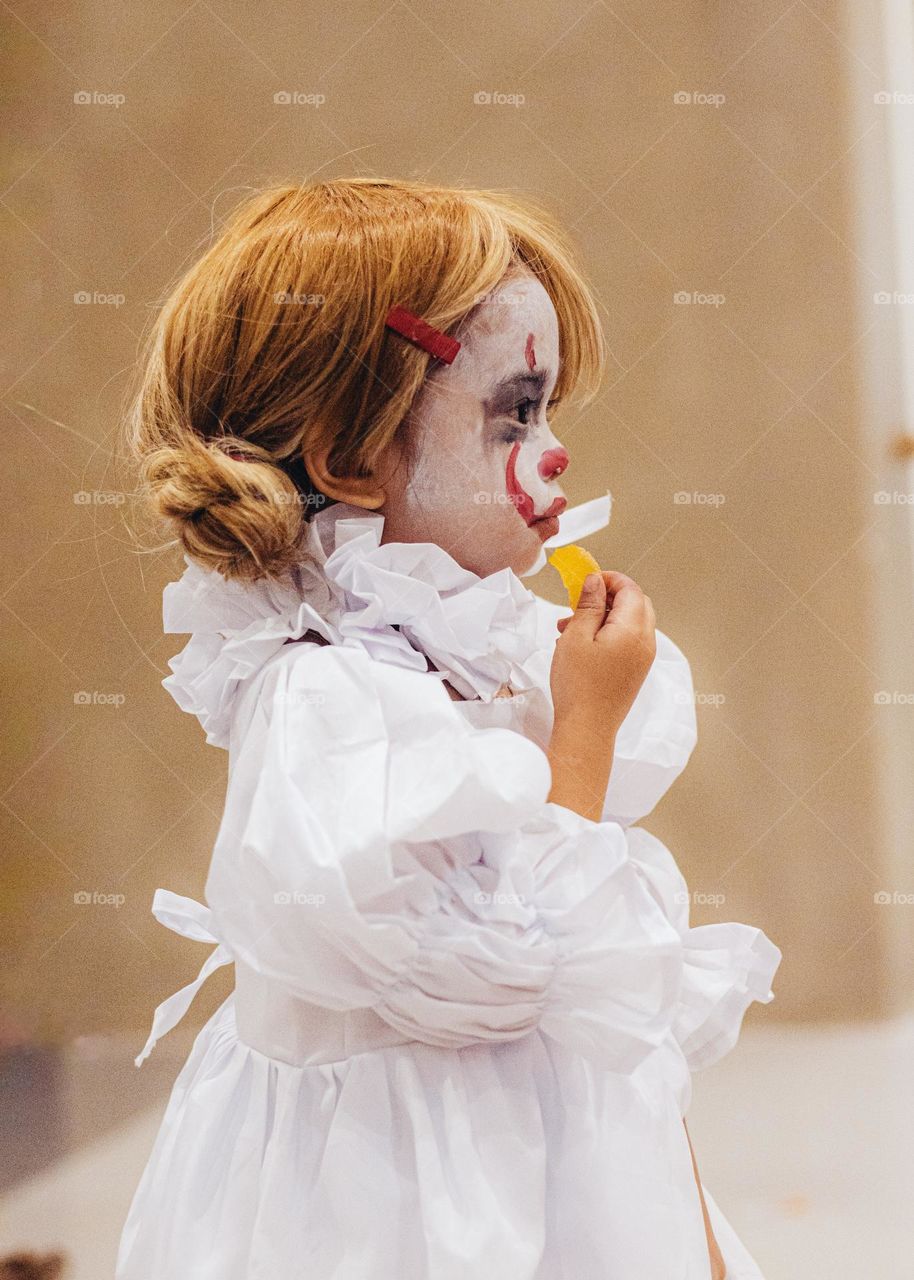 girl dressed as pennywise