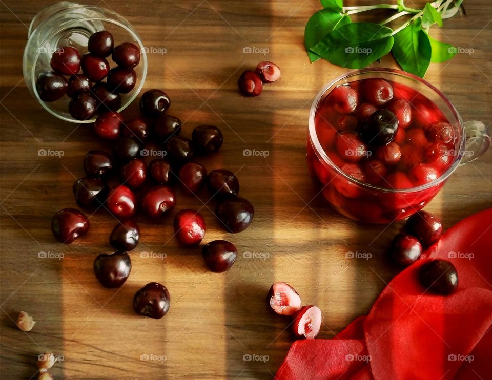 Cherry, the juicy fruit in the summer, besides being low in calories has high fiber and makes the feeling of hunger go away. In addition, cherry consumption speeds up the process of fat burning and thus causes weight loss .