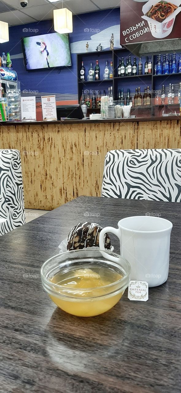 утреняя кружка чая в кафе