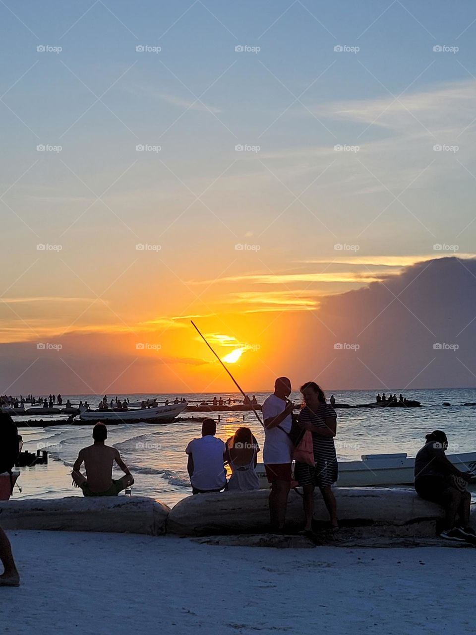 gente mirando el atardecer en playa de Holbox