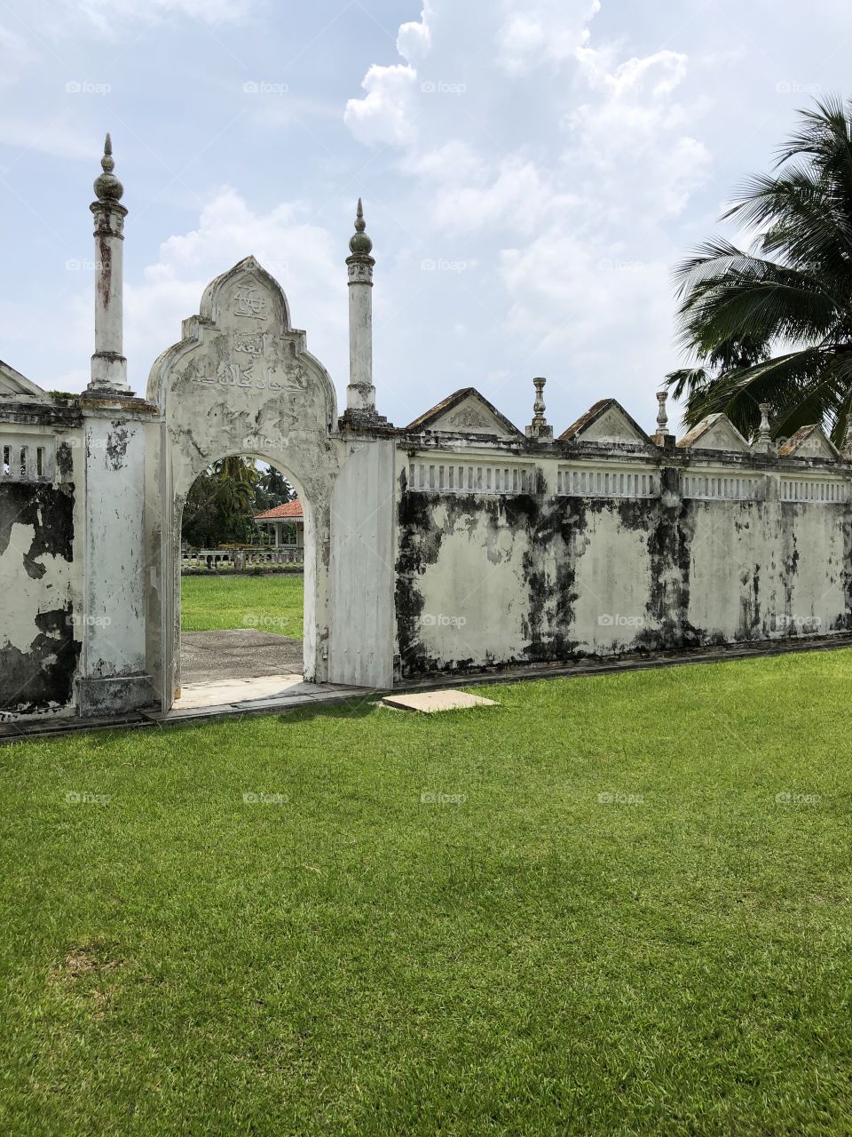 An abandoned castle. A memoir of Malay Royalties.