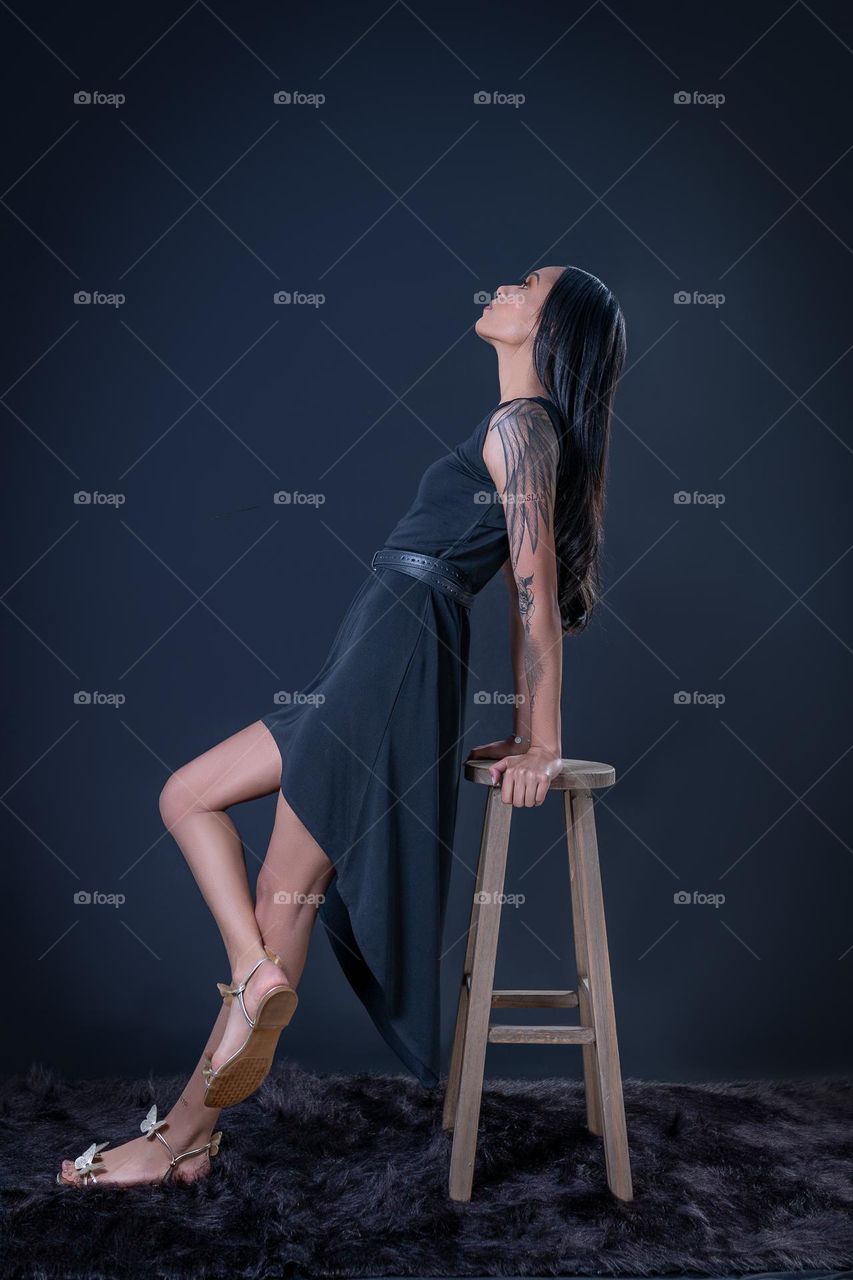 Pose de mulher no banco