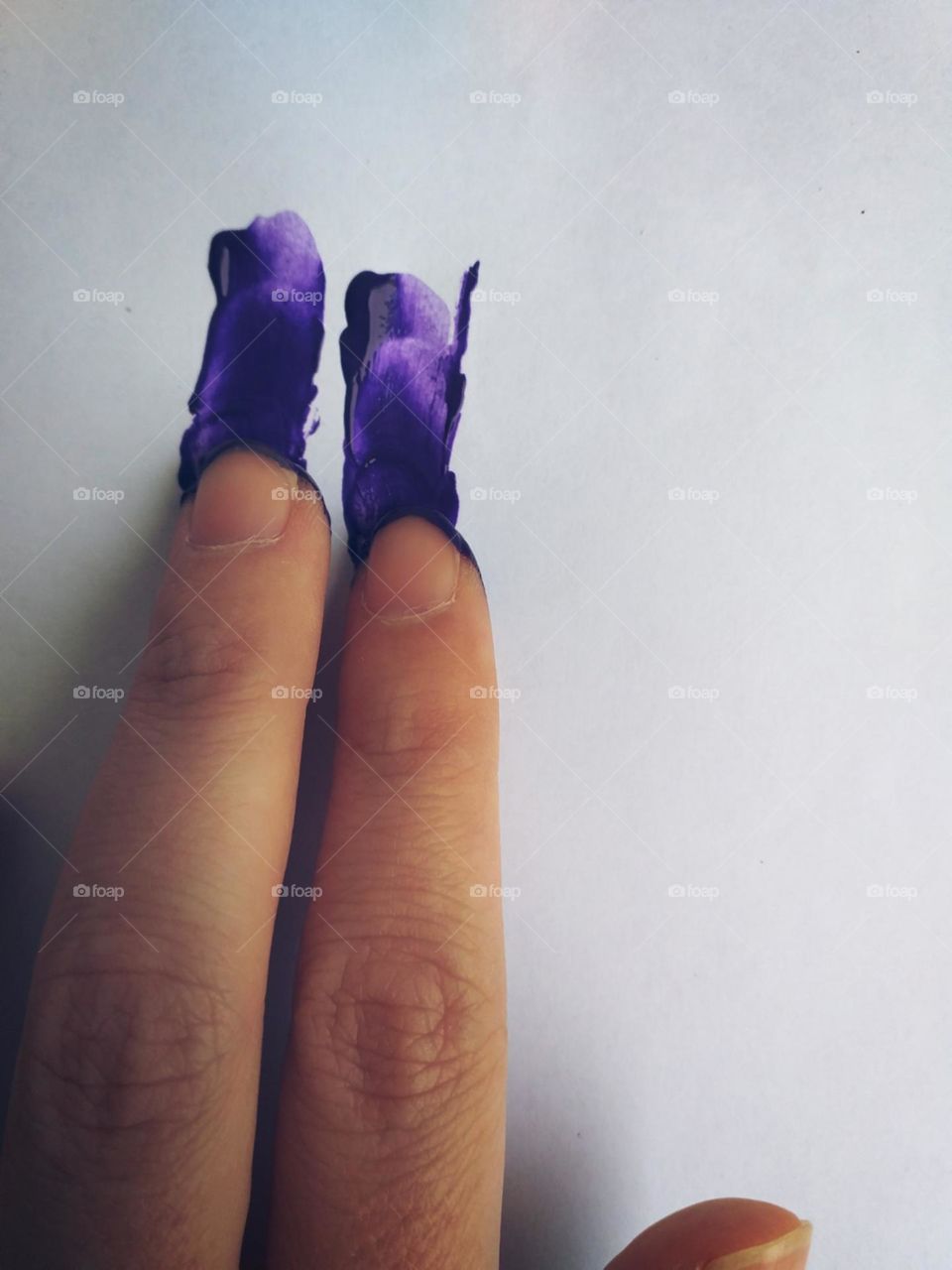 A tinta rocha entre os dedos.