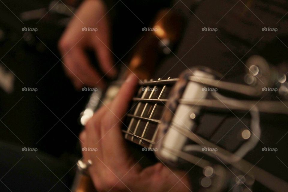 Basso e corde in sala prove