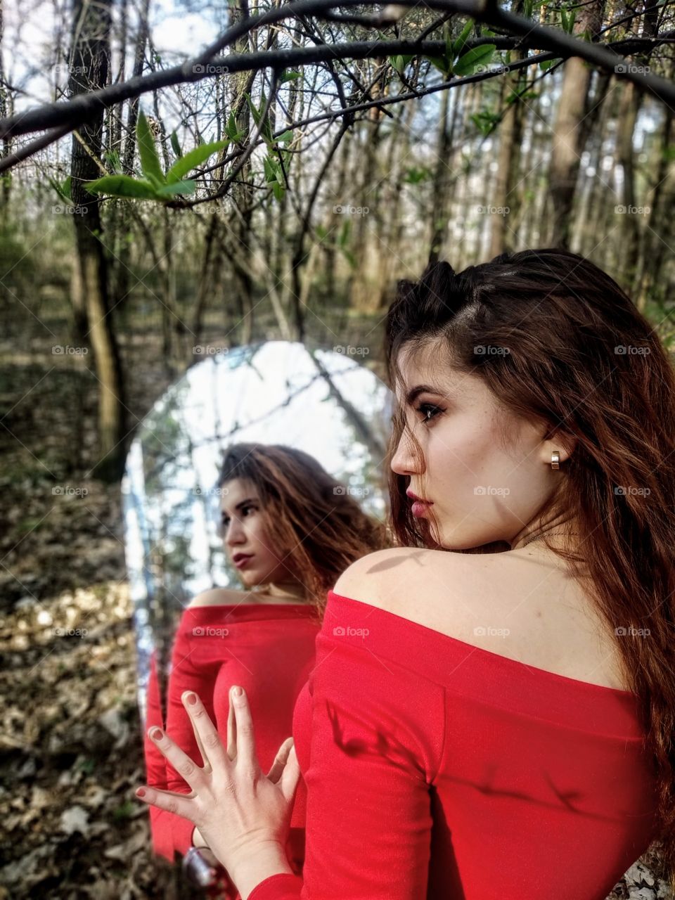 Девушка в лесу, фотография с зеркалом