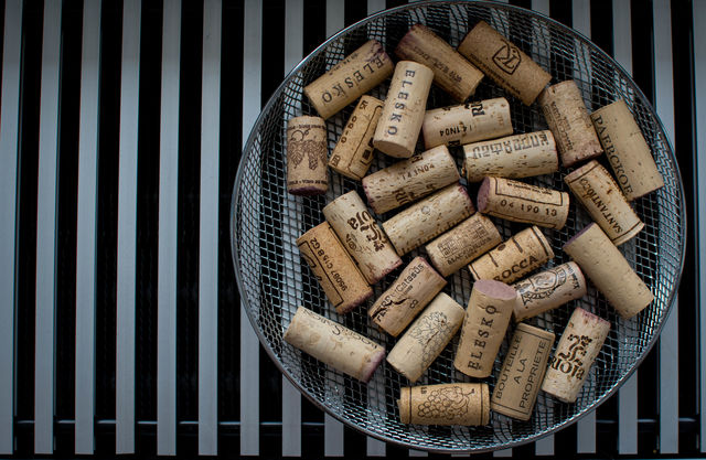 corks . wine oak corks 