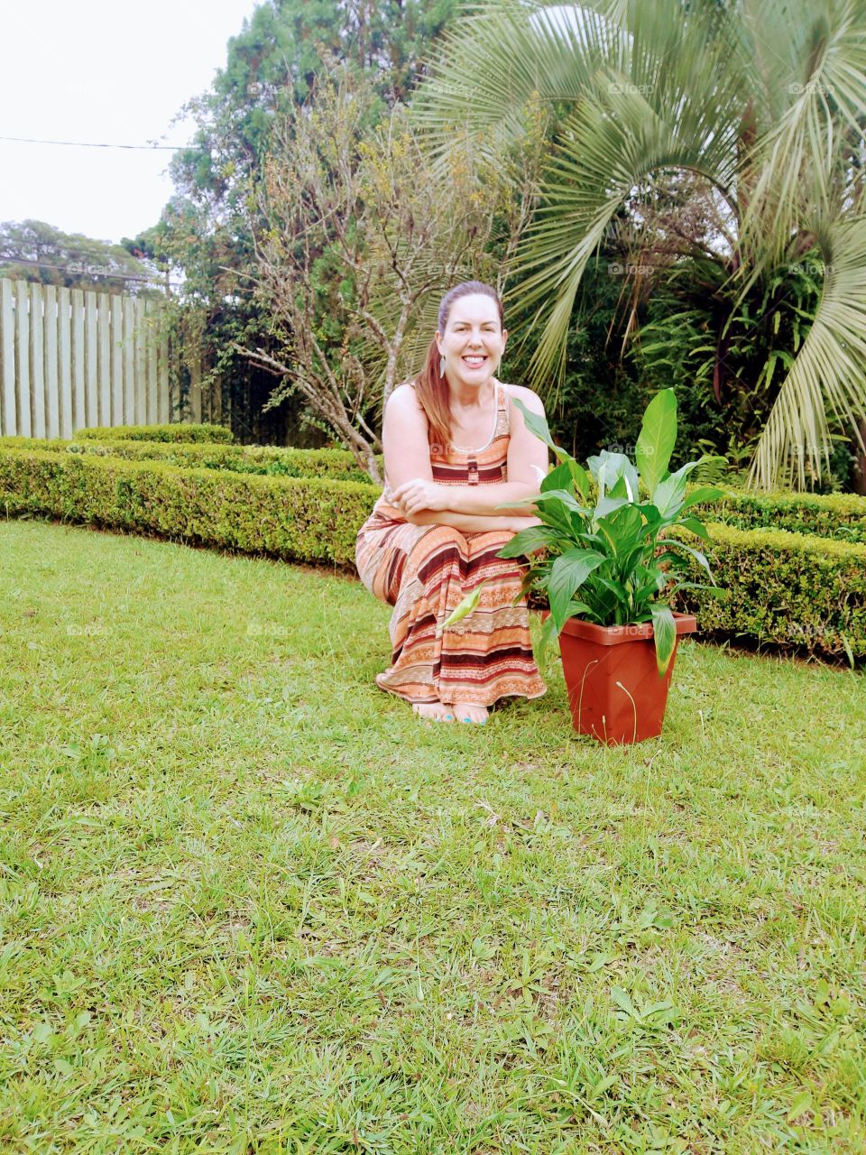 pessoa na grama com vaso