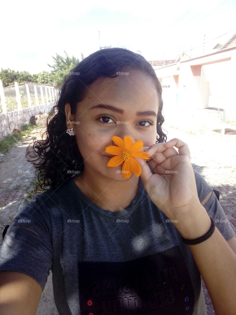 This morning when I went shopping for bread, I found this little flower on the floor and was just taking a picture of it, but decided to take a selfie with it