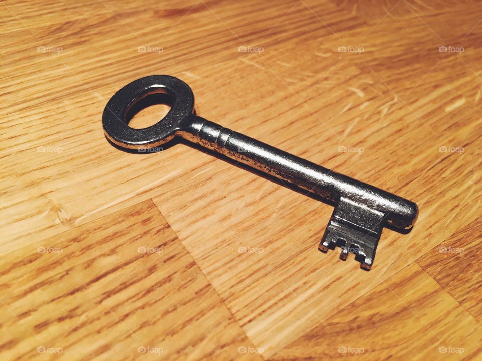 Top angle view of vintag key on wooden table